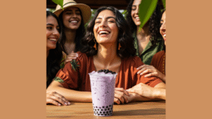 Vaso con bebida cremosa de taro color lila y perlas de tapioca negras con hielo