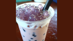 Vaso de bebida de taro con perlas de tapioca y hielo visible