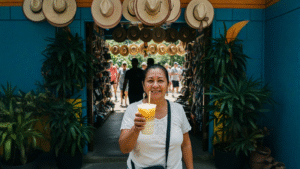 Vaso con bebida Piña Colada milk tea de dos colores blanco y amarillo