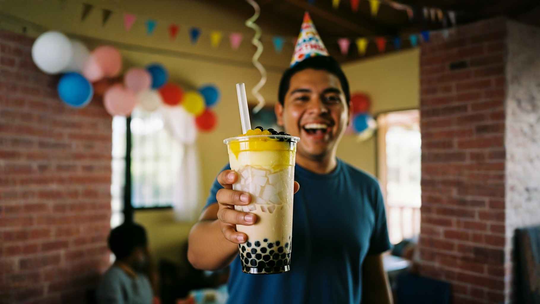 Vaso grande con bebida postre all toppings y toppings variados