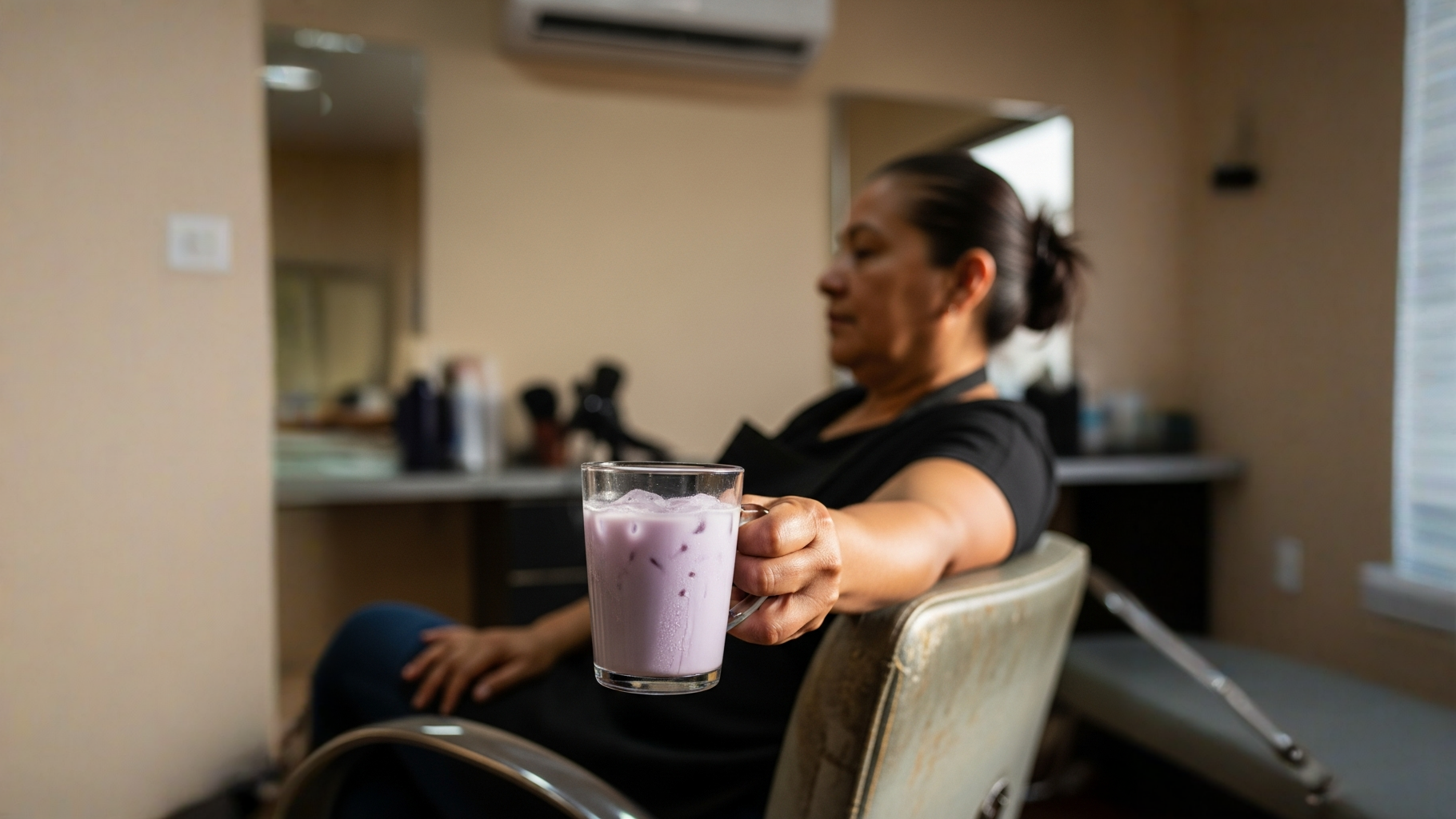 Vaso frío con té de taro clásico color lila suave y hielo