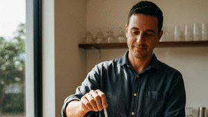 Vaso de taro milk tea con cremosa y capas moradas visibles