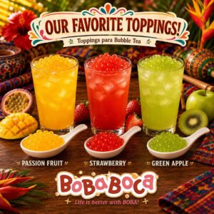 Popping boba de colores amarillo rojo y verde en cucharas blancas sobre una mesa de madera festiva con flores tropicales