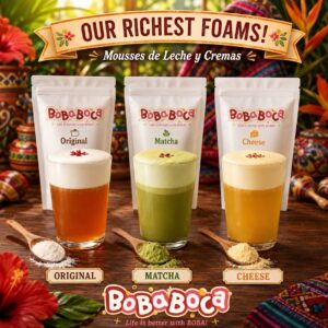 Bases de polvo de espuma de leche Original Matcha y Queso junto a bebidas de boba con espuma espesa sobre una mesa de madera rústica con flores tropicales