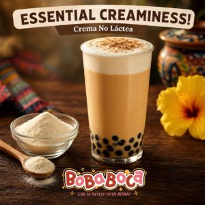 Crema no láctea en polvo de alta calidad en una cuchara de madera junto a un té de leche cremoso sobre mesa de madera